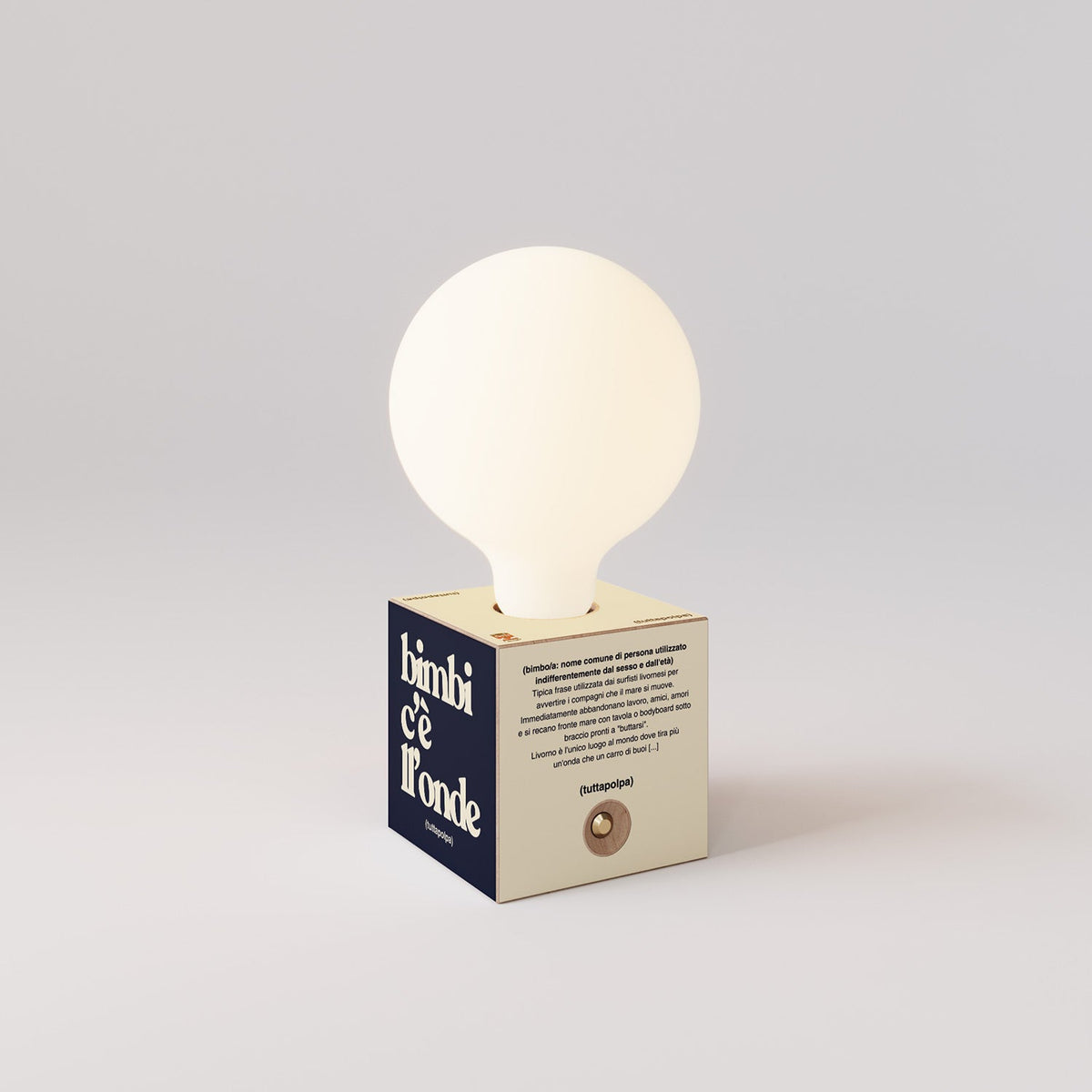 Lampada a batteria Cabless03 "Bimbi c’è l’onde" con lampadina globo effetto porcellana - Tuttapolpa