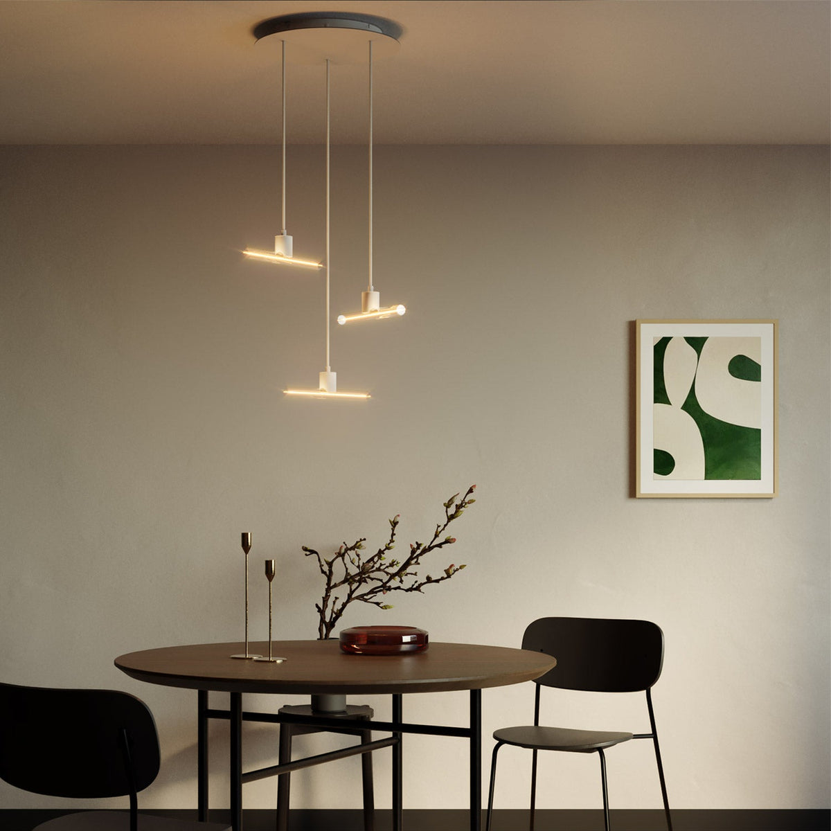 Lampada a sospensione a 3 cadute asimmetriche esse14 con Rose-One completa di cavo tessile e finiture in metallo - Bianco