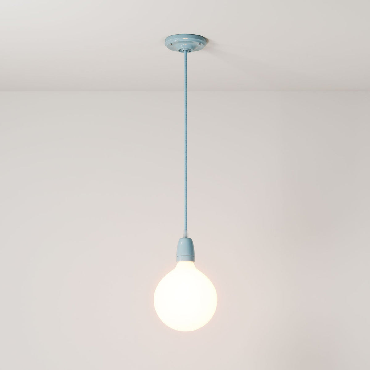 Lampada a sospensione completa di cavo tessile e finiture in porcellana colorata - Azzurro