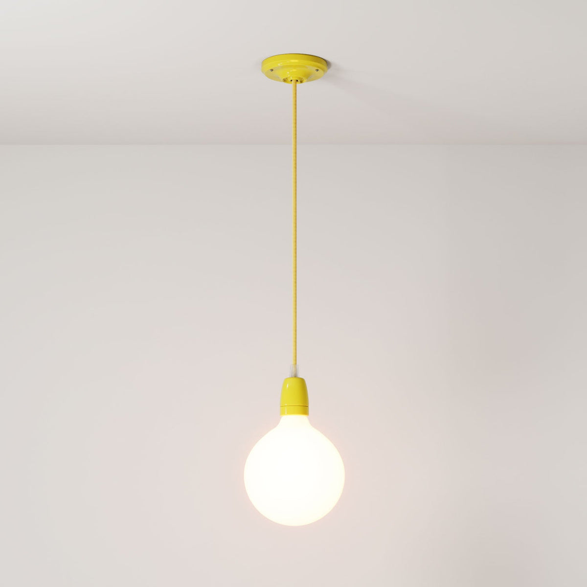Lampada a sospensione completa di cavo tessile e finiture in porcellana colorata - Giallo