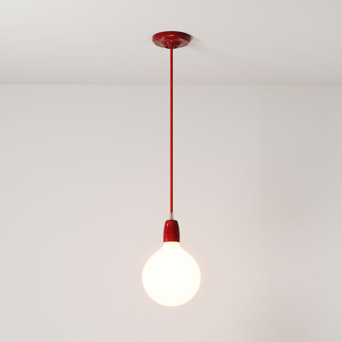 Lampada a sospensione completa di cavo tessile e finiture in porcellana colorata - Rosso