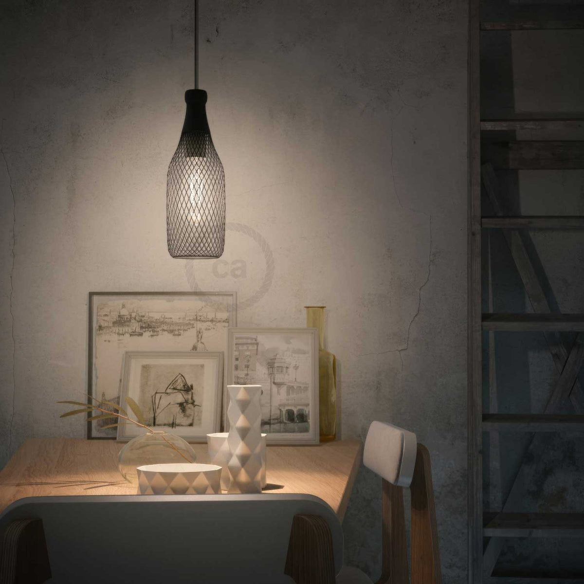 Lampada a sospensione completa di cavo tessile, paralume bottiglia Magnum e finiture in metallo - Nero