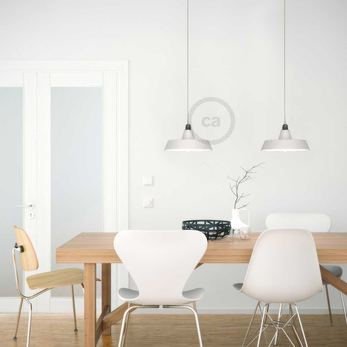 Lampada a sospensione completa di cavo tessile, paralume in ceramica Industriale e finiture in metallo - Bianco lucido