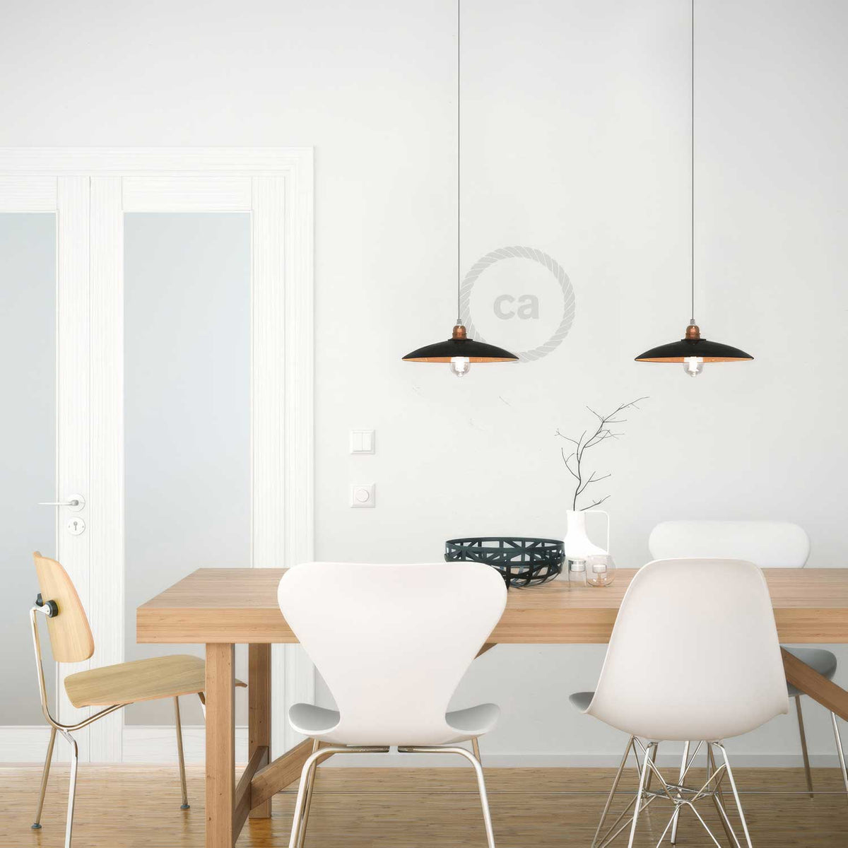 Lampada a sospensione completa di cavo tessile, paralume in ceramica Piatto e finiture in metallo - Nero