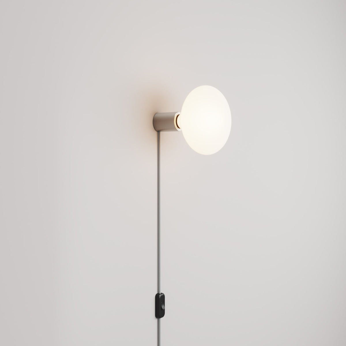 Lampada con spina con finitura metallica e lampadina LED Ellipse effetto porcellana - Titanio satinato