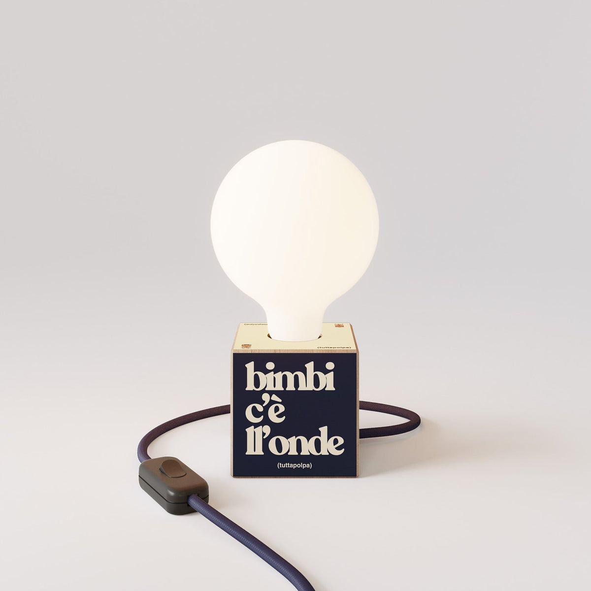Lampada da tavolo Cubetto "Bimbi c’è l’onde" con lampadina globo effetto porcellana - Tuttapolpa