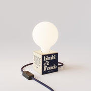 Lampada da tavolo Cubetto "Bimbi c’è l’onde" con lampadina globo effetto porcellana - Tuttapolpa
