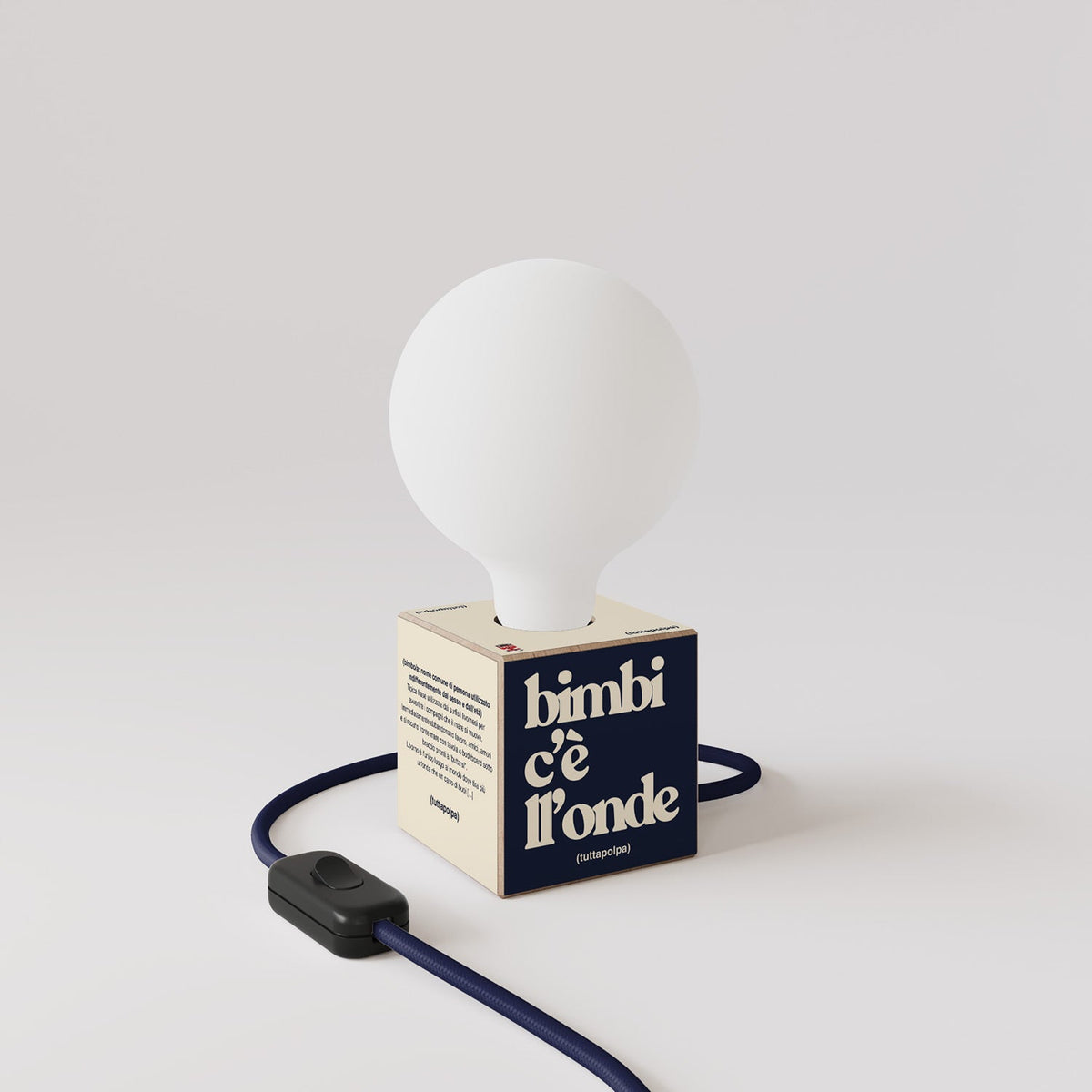 Lampada da tavolo Cubetto "Bimbi c’è l’onde" con lampadina globo effetto porcellana - Tuttapolpa