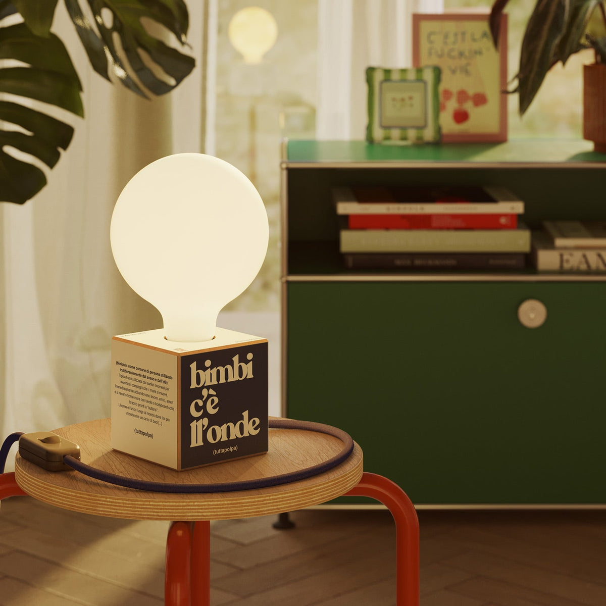 Lampada da tavolo Cubetto "Bimbi c’è l’onde" con lampadina globo effetto porcellana - Tuttapolpa