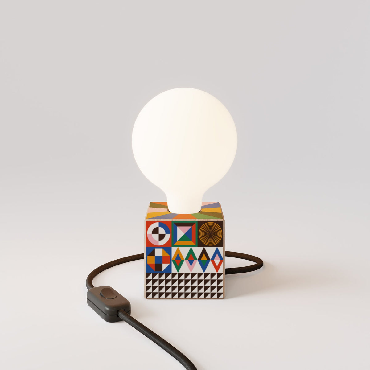 Lampada da tavolo Cubetto con lampadina globo effetto porcellana - PosterLad