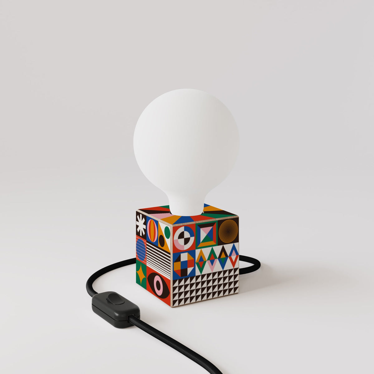Lampada da tavolo Cubetto con lampadina globo effetto porcellana - PosterLad