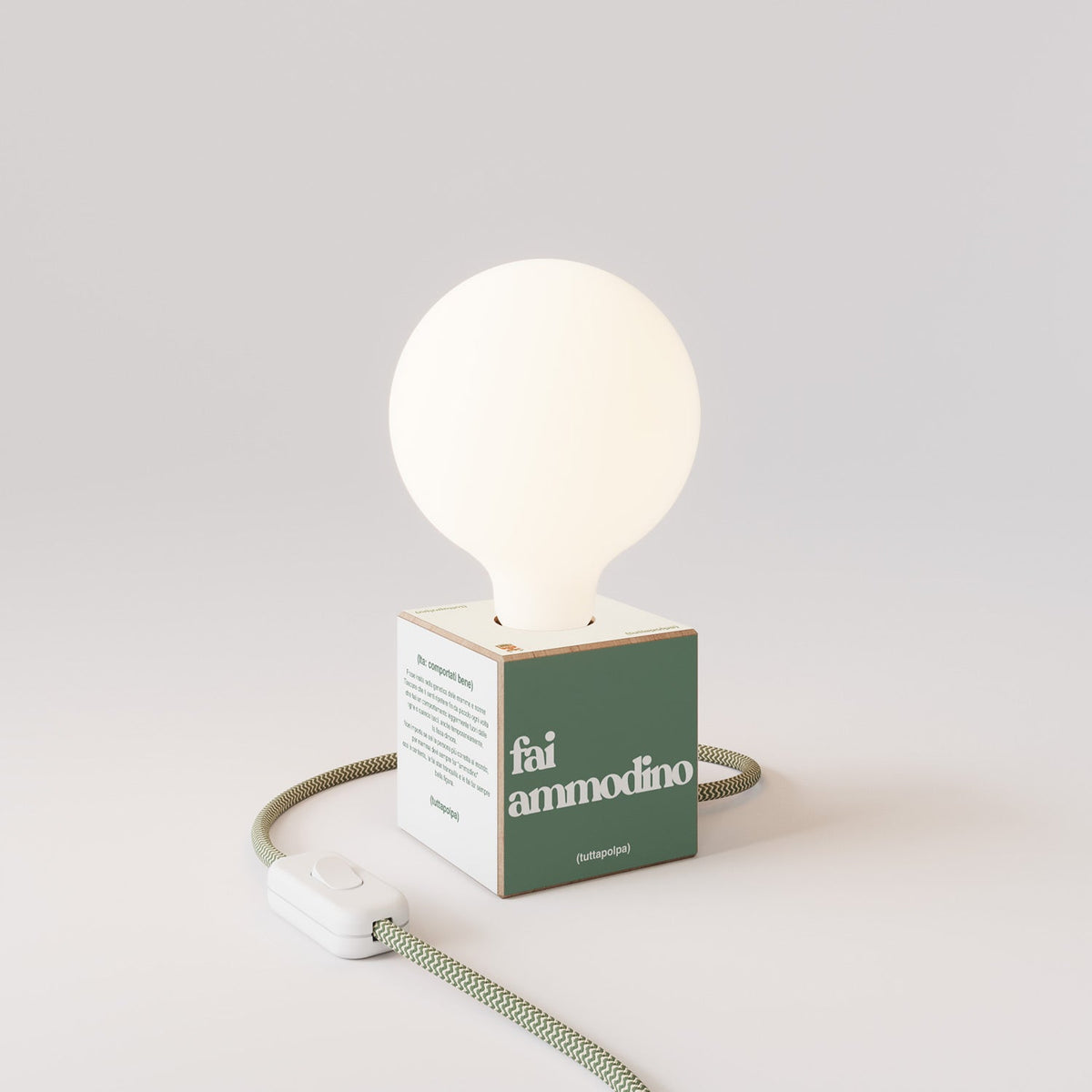 Lampada da tavolo Cubetto "Fai ammodino" con lampadina globo effetto porcellana - Tuttapolpa