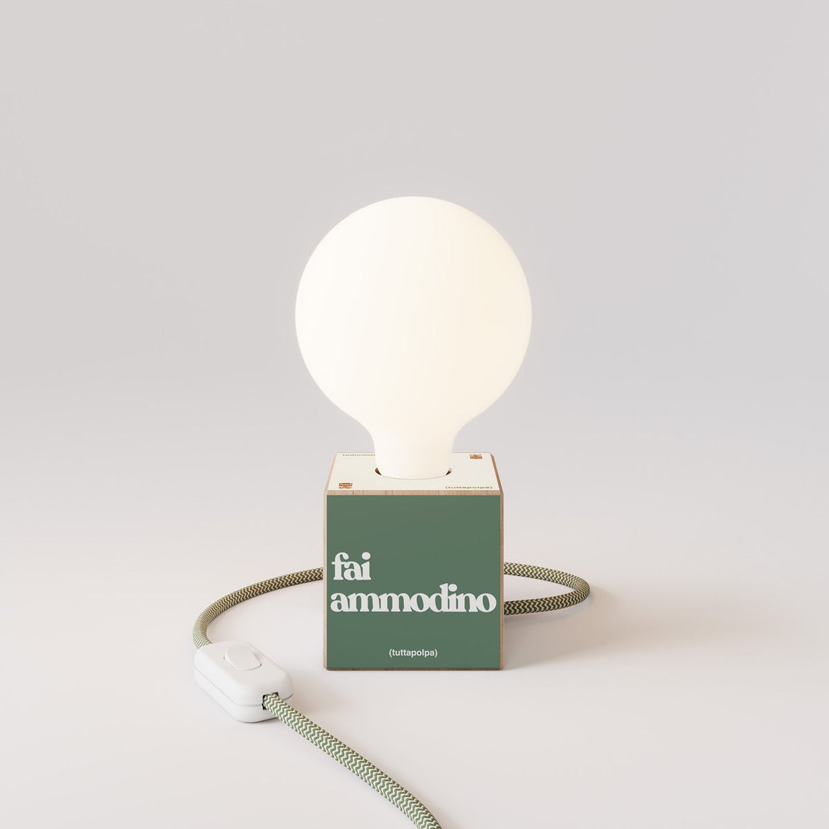 Lampada da tavolo Cubetto "Fai ammodino" con lampadina globo effetto porcellana - Tuttapolpa