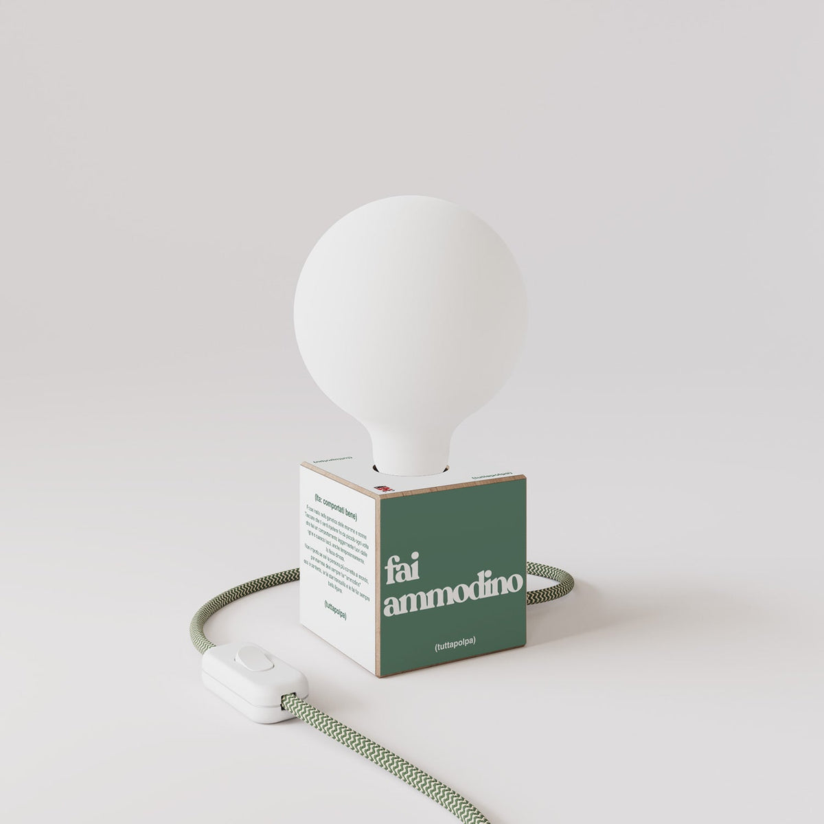 Lampada da tavolo Cubetto "Fai ammodino" con lampadina globo effetto porcellana - Tuttapolpa
