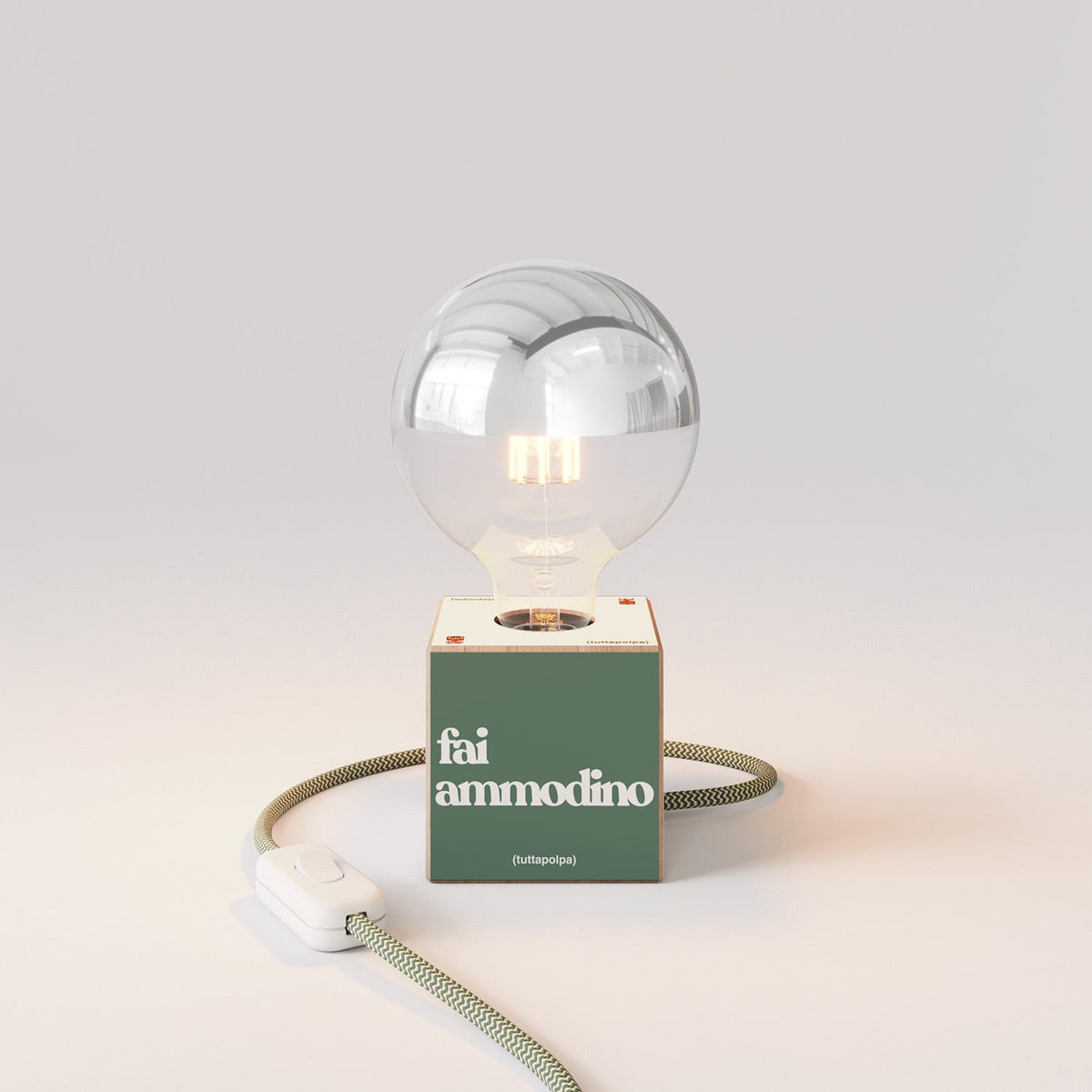 Lampada da tavolo Cubetto "Fai ammodino" con lampadina globo mezza sfera argento - Tuttapolpa