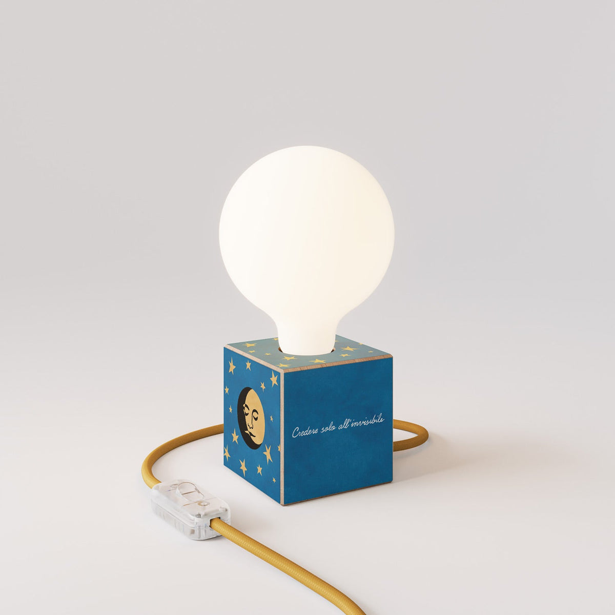 Lampada da tavolo Cubetto "La luna" con lampadina globo effetto porcellana - Santomanifesto