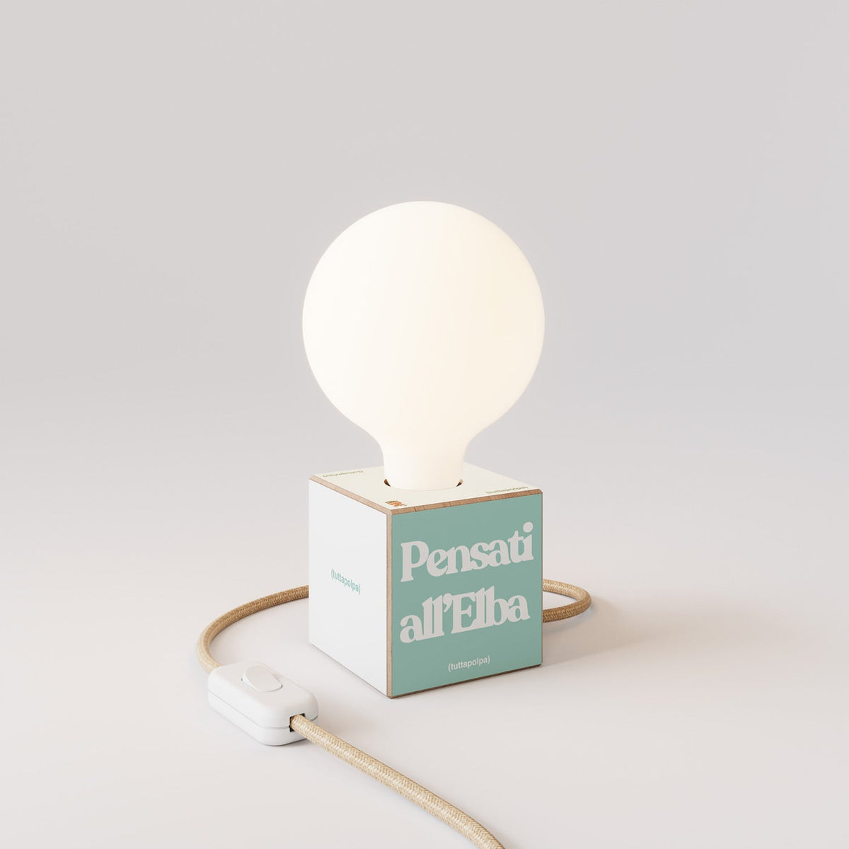 Lampada da tavolo Cubetto "Pensati all’Elba" con lampadina globo effetto porcellana - Tuttapolpa