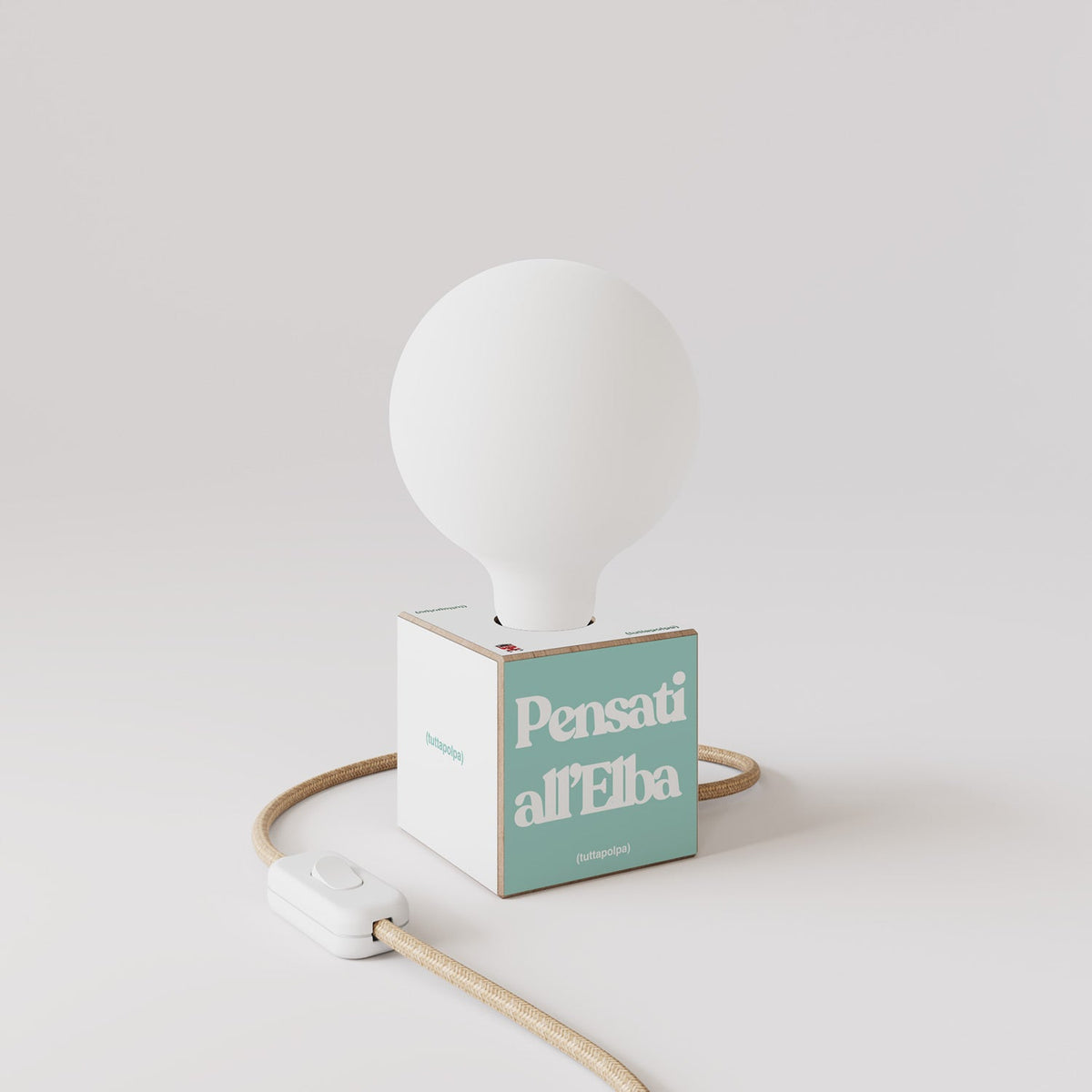 Lampada da tavolo Cubetto "Pensati all’Elba" con lampadina globo effetto porcellana - Tuttapolpa