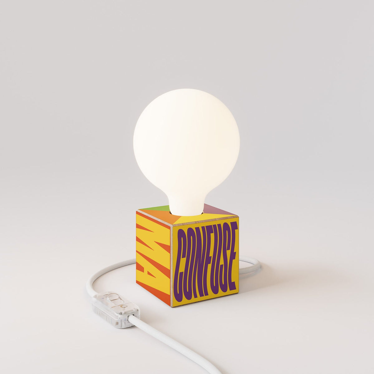 Lampada da tavolo Cubetto "Poche idee ma confuse" con lampadina globo effetto porcellana - Santomanifesto