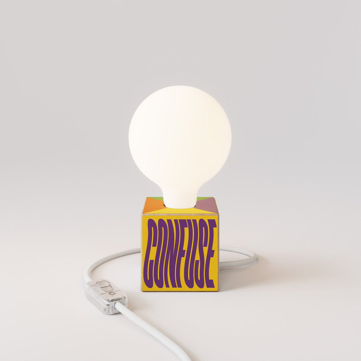 Lampada da tavolo Cubetto "Poche idee ma confuse" con lampadina globo effetto porcellana - Santomanifesto