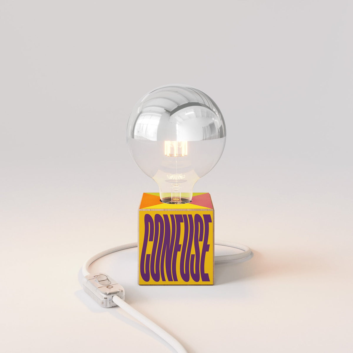 Lampada da tavolo Cubetto "Poche idee ma confuse" con lampadina globo mezza sfera argento - Santomanifesto