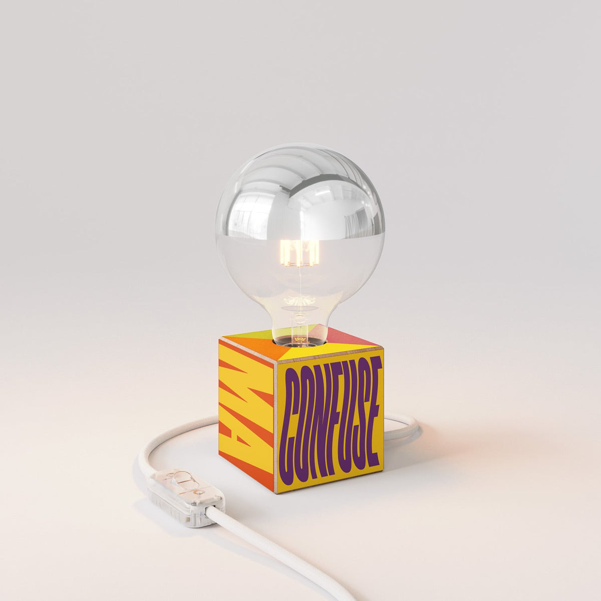 Lampada da tavolo Cubetto "Poche idee ma confuse" con lampadina globo mezza sfera argento - Santomanifesto