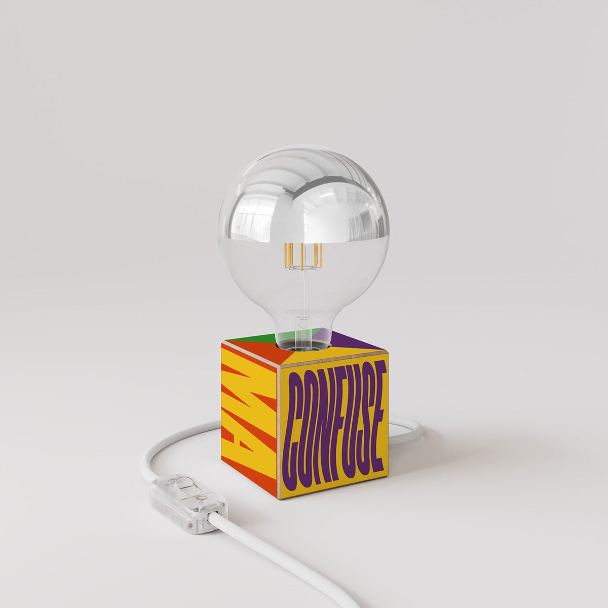 Lampada da tavolo Cubetto "Poche idee ma confuse" con lampadina globo mezza sfera argento - Santomanifesto