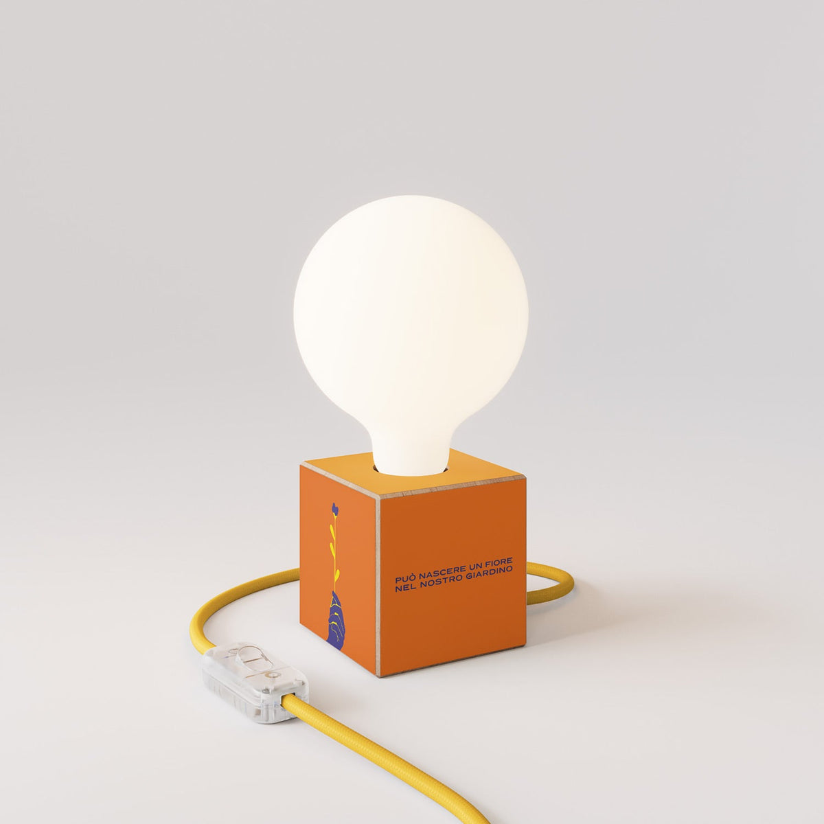 Lampada da tavolo Cubetto "Può nascere un fiore" con lampadina globo effetto porcellana - Santomanifesto