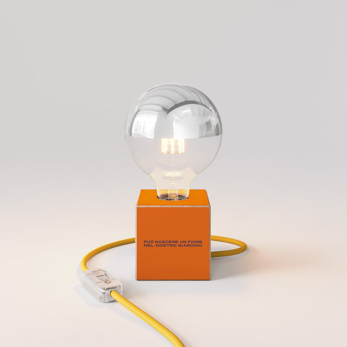 Lampada da tavolo Cubetto "Può nascere un fiore" con lampadina globo mezza sfera argento - Santomanifesto