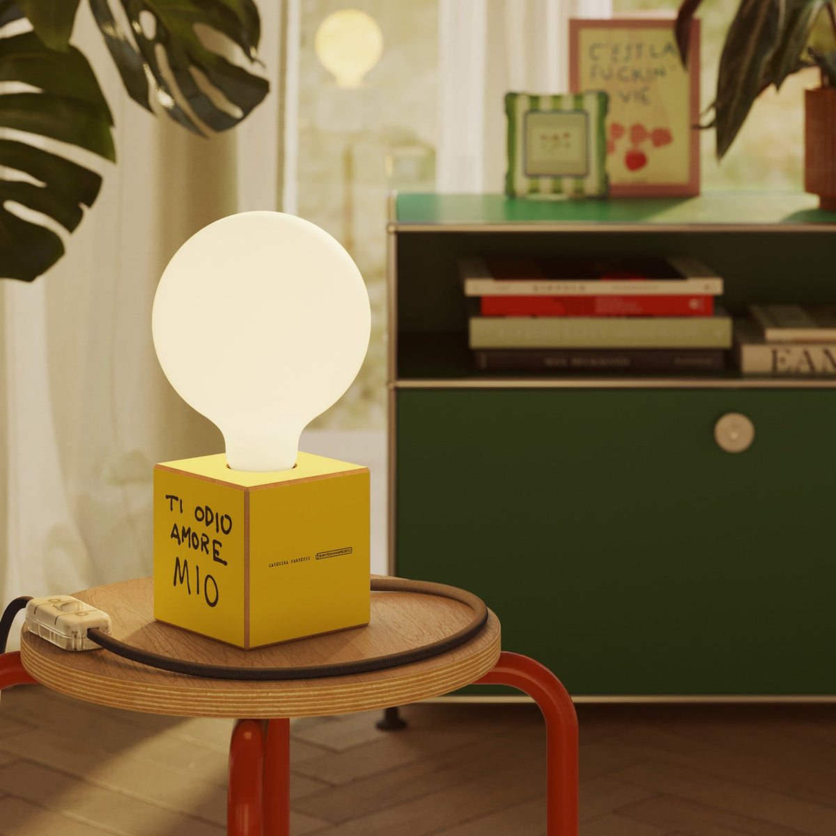 Lampada da tavolo Cubetto "Ti odio amore mio" con lampadina globo effetto porcellana - Santomanifesto