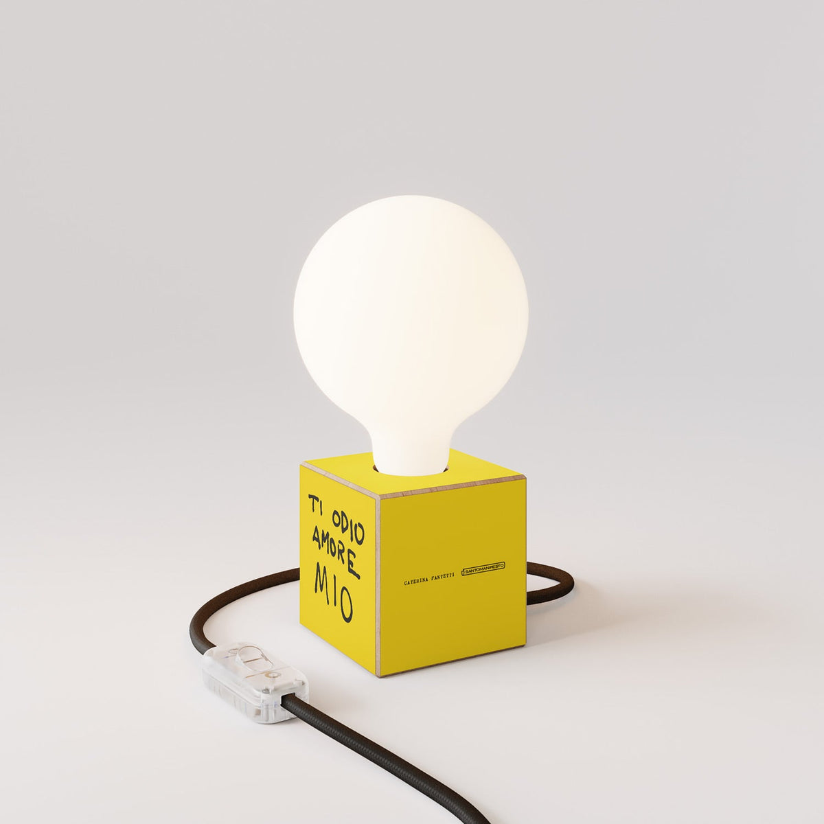 Lampada da tavolo Cubetto "Ti odio amore mio" con lampadina globo effetto porcellana - Santomanifesto
