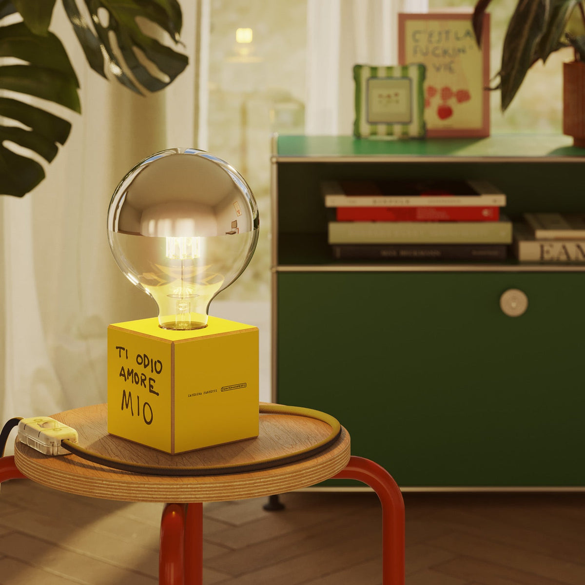 Lampada da tavolo Cubetto "Ti odio amore mio" con lampadina globo mezza sfera argento - Santomanifesto
