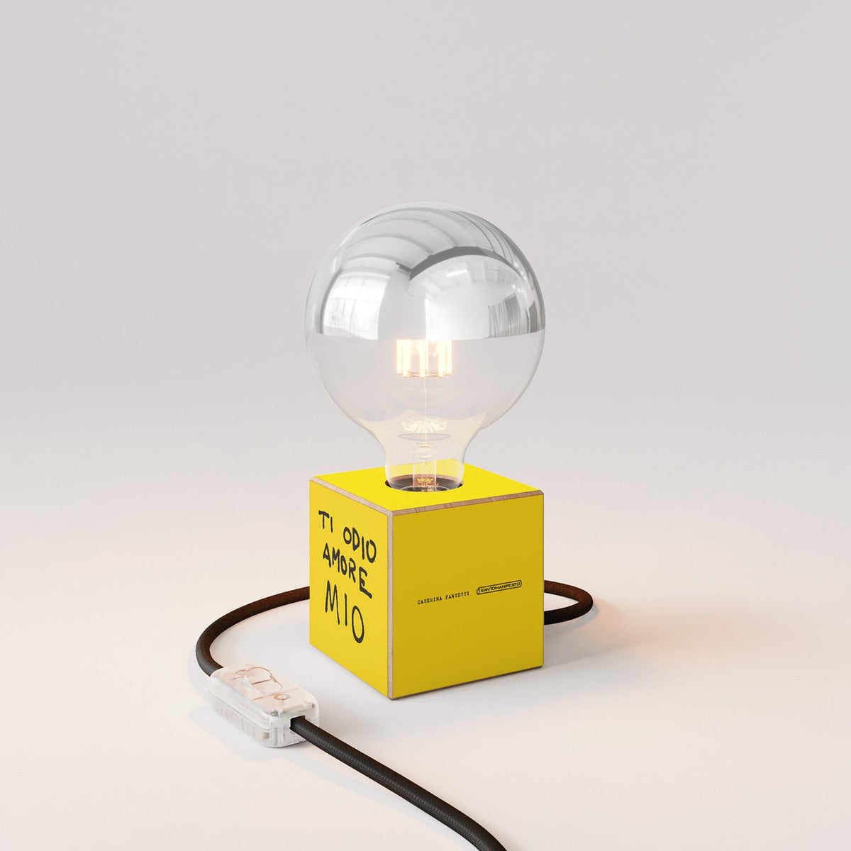 Lampada da tavolo Cubetto "Ti odio amore mio" con lampadina globo mezza sfera argento - Santomanifesto