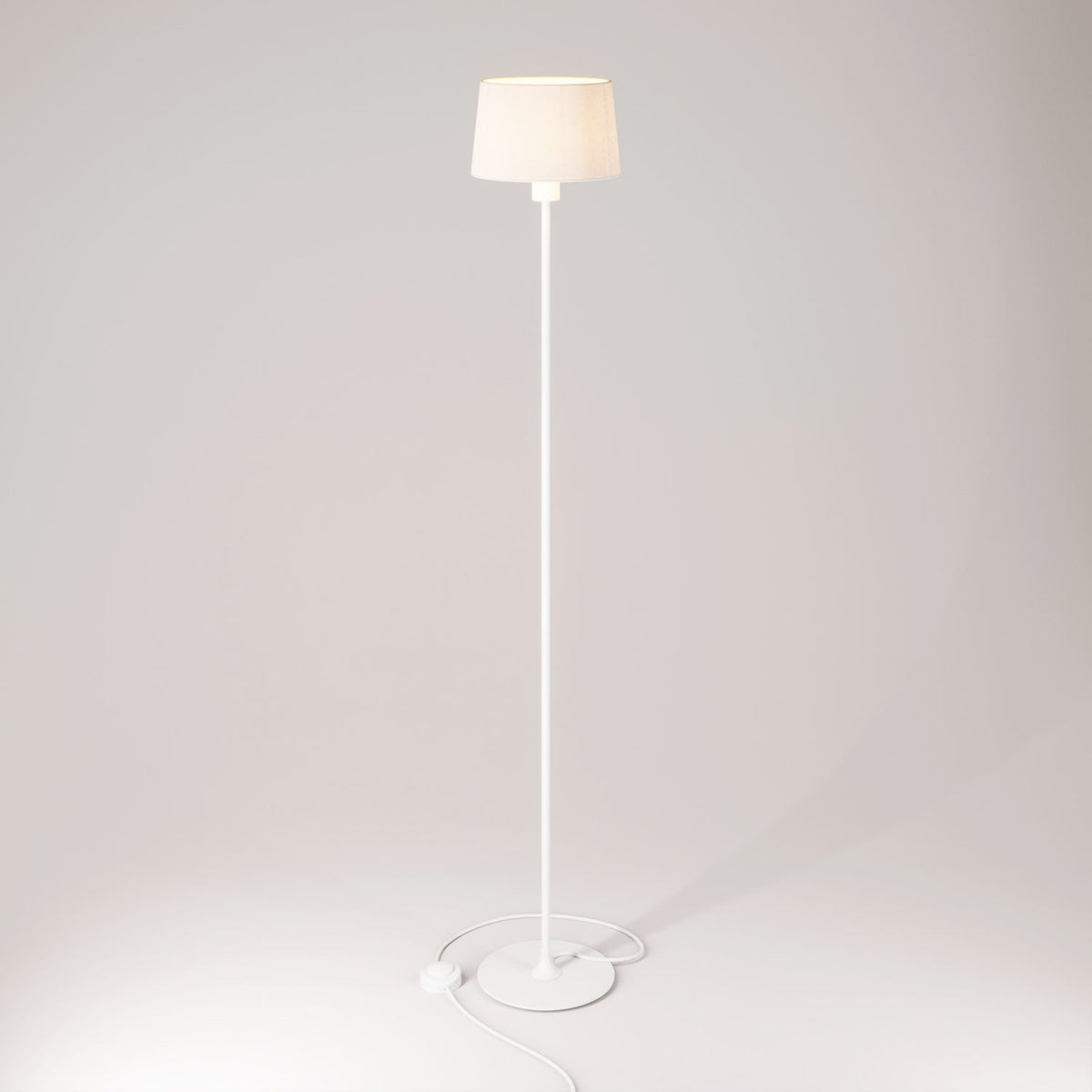 Lampada da terra MAG-Y con base metallica tonda e paralume Athena - Bianco opaco