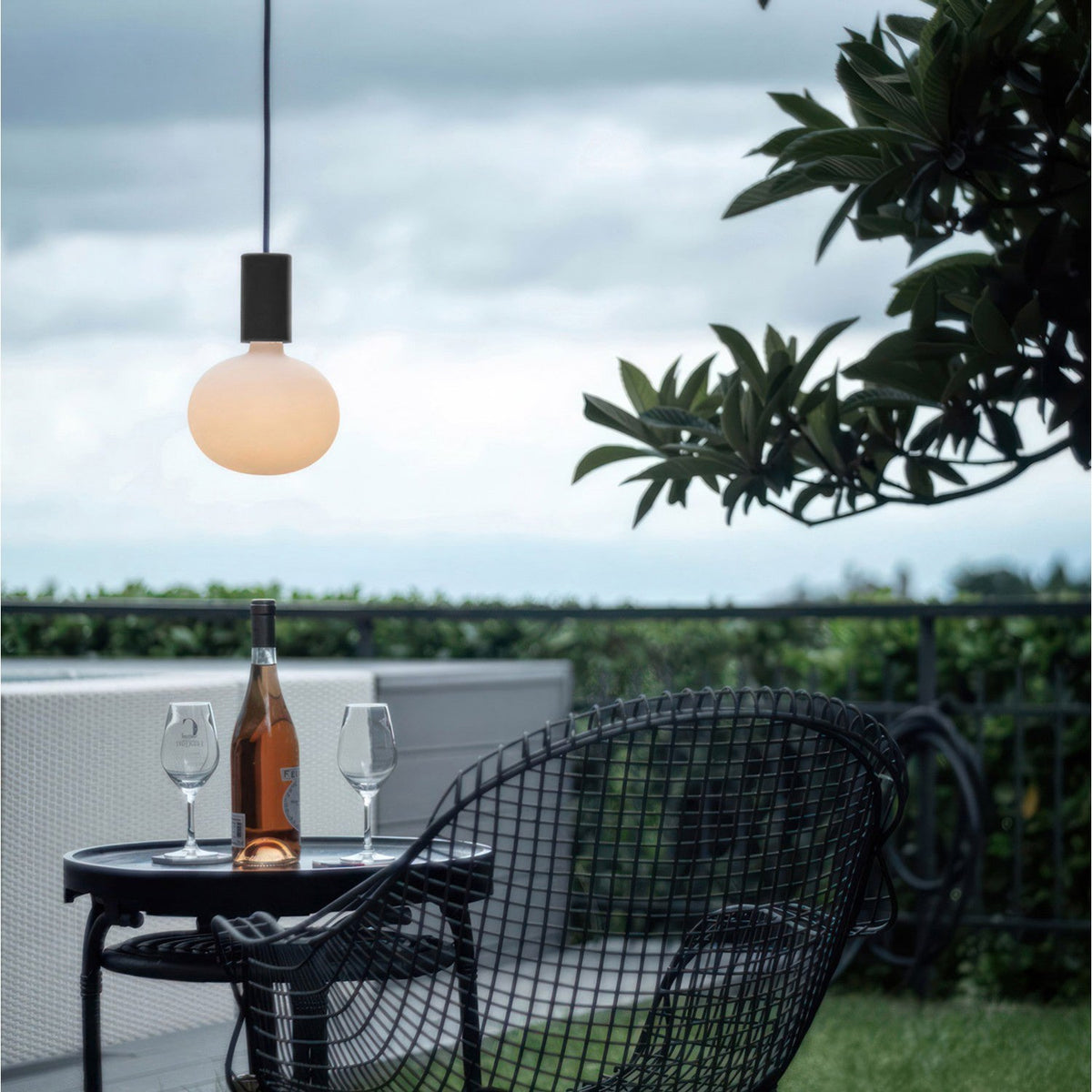 Modulair ELEGANT Lampada da esterno con 1,5 m cavo tessile, rosone e portalampada in silicone IP65 waterproof - Nero