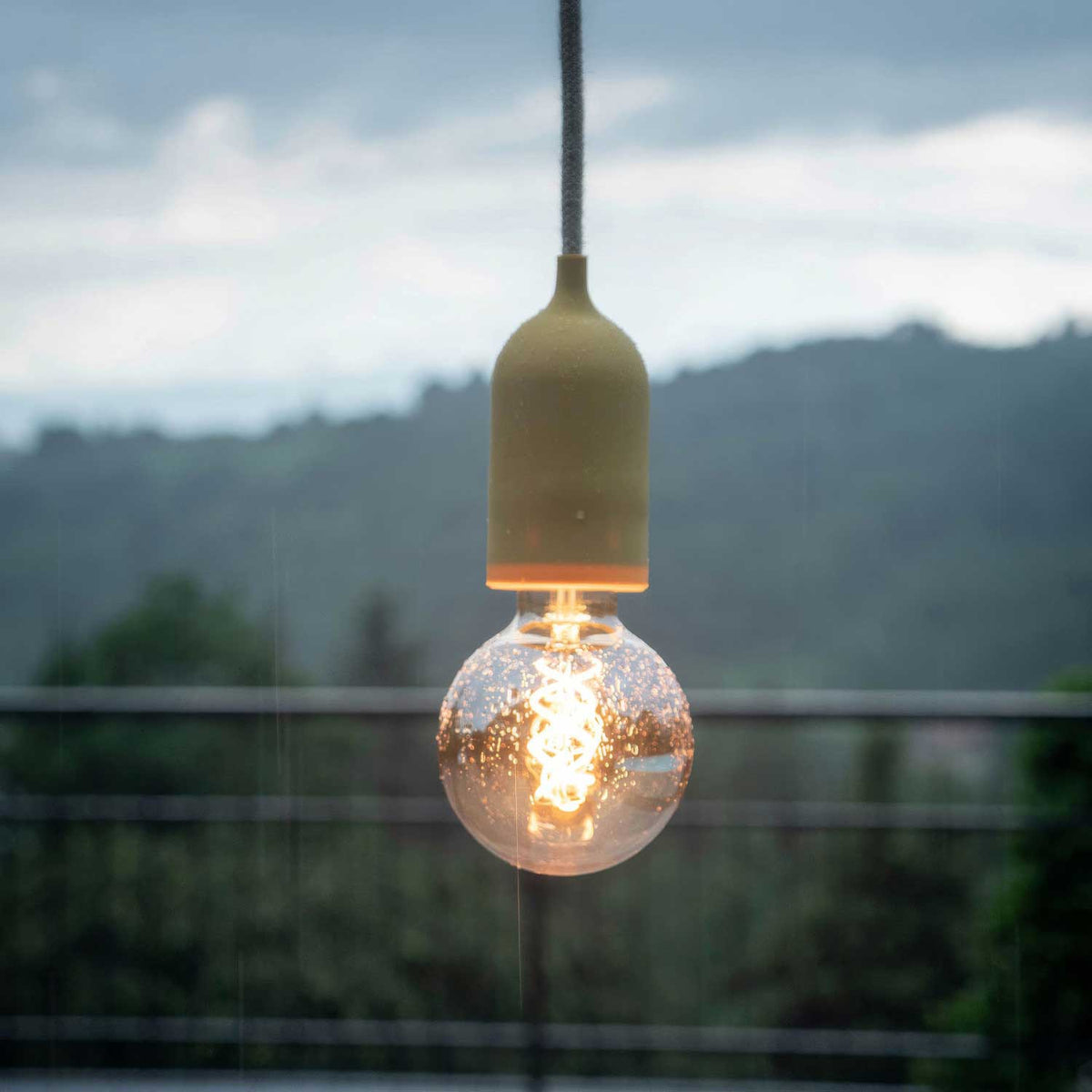 Modulair PASTEL Lampada da esterno con 1,5 m cavo tessile, rosone e portalampada in silicone IP65 waterproof - Mostarda