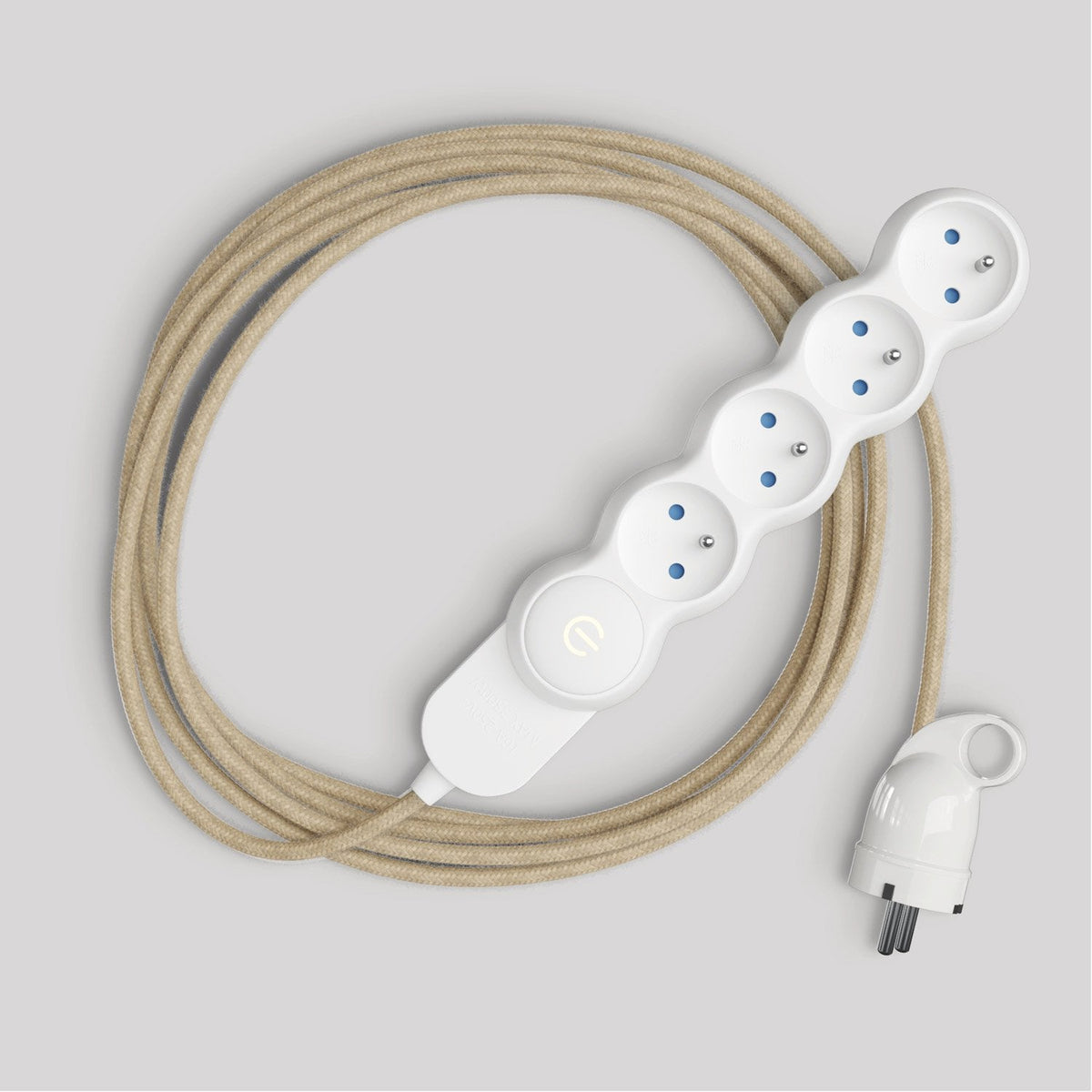 Multipresa francese con cavo in juta di colore neutro e spina Schuko con anello comfort