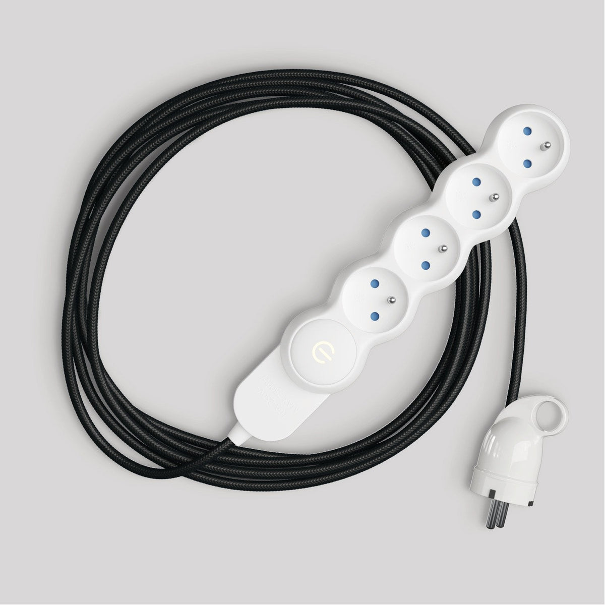 Multipresa francese con cavo nero lucido in tessuto e spina Schuko con anello comfort